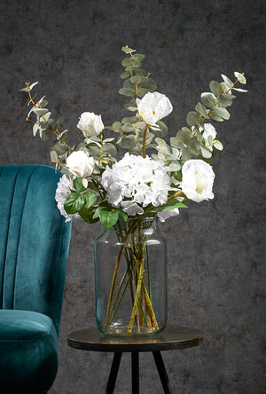 Skibsflaske med hvid buket af blomster