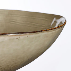 Nærbillede af kanten på Tabo stentøjsskål i farven creme