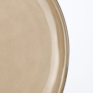 Nærbillede af kanten af Tabo creme frokosttallerken i stentøj