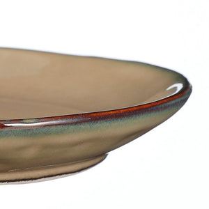 Nærbillede af kanten på Tabo kagetallerken i cremefarvet stentøj