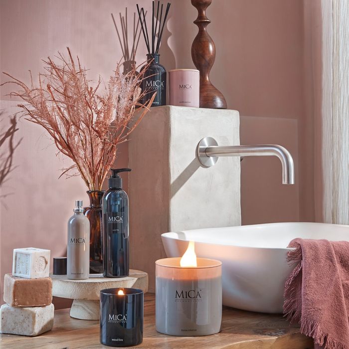 Duftpinde wood fire fra Mica Decorations ovenpå vask med andre Mica produkter