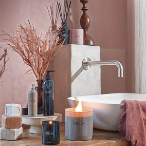 Duftpinde wood fire fra Mica Decorations ovenpå vask med andre Mica produkter