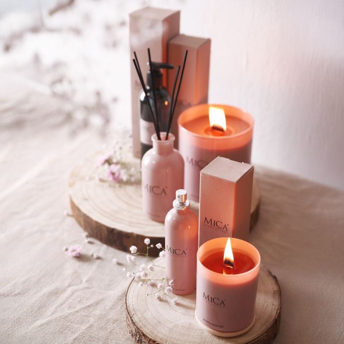 Duftpinde pretty woman i lyserød flaske med andre produkter i samme serie