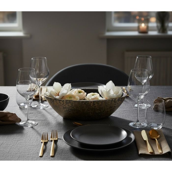 Smuk aflang skål på et dekorativt dækket bord