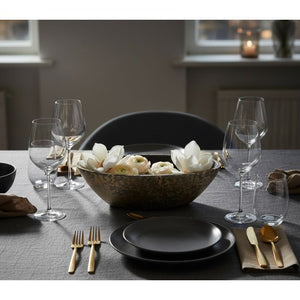 Smuk aflang skål på et dekorativt dækket bord