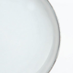 Nærbillede af tallerken fra Tabo servicesæt i lysegrå