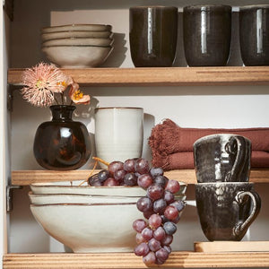 Tabo stentøj krus med hank sort med dybe tallerkner og vindruer