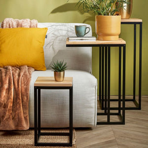 Tabo stentøjskrus grønt med hank på sidebord ved sofa