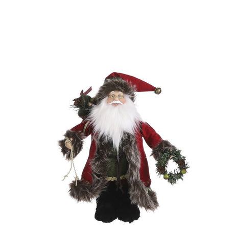 Julemand med varm frakke og kønne detaljer. Han har julesækken på ryggen og en fin julekrans i hånden.