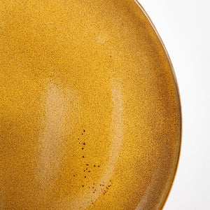 Nærbillede af kanten på en Tabo tallerken i okker