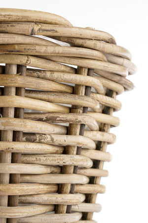 Kanten på flettet kurv i rattan til planter