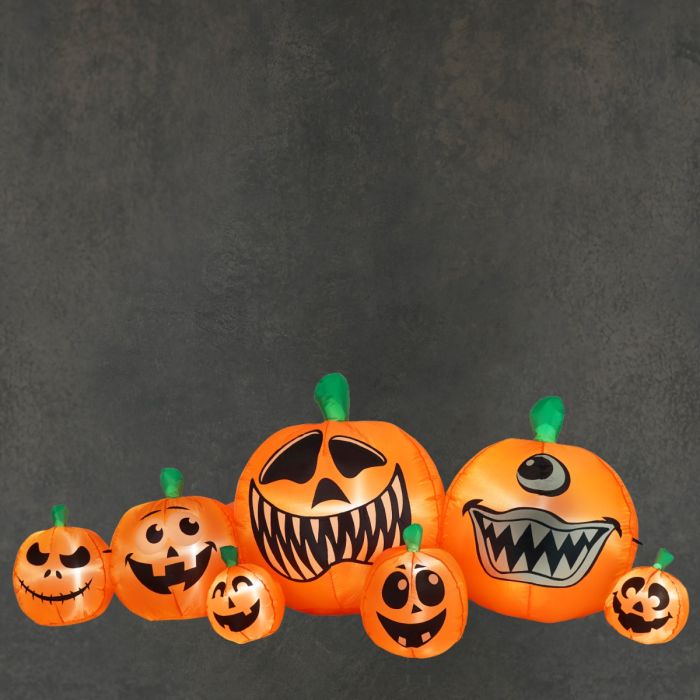 Oppusteligt halloweengræskarfamilie med lys 