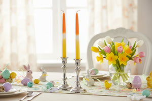 Trefarvede stearinlys på påskebord