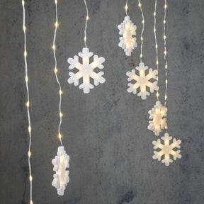 Lysgardin med snefnug