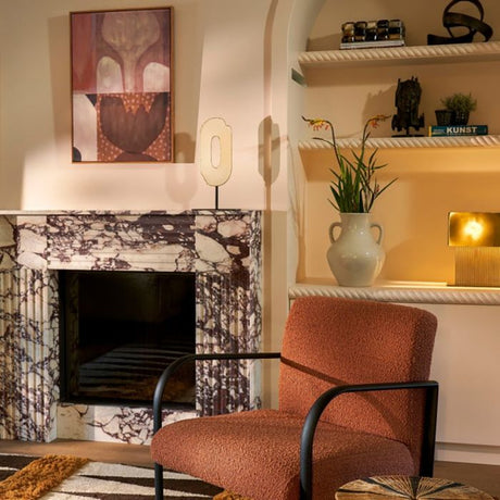 Marian krukke med 2 ører i hvid glaseret keramik på reol med blomster