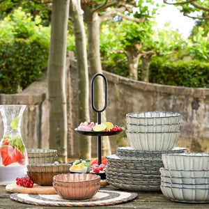 Serien af Corfu produkter på et bord udendørs