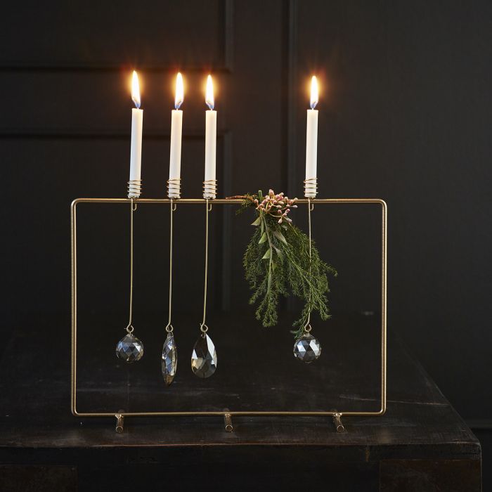 Lysholder til juletræ med pynt og hængende på stativ