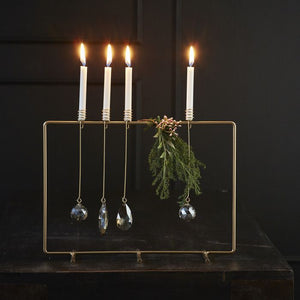 Lysholder til juletræ med pynt og hængende på stativ