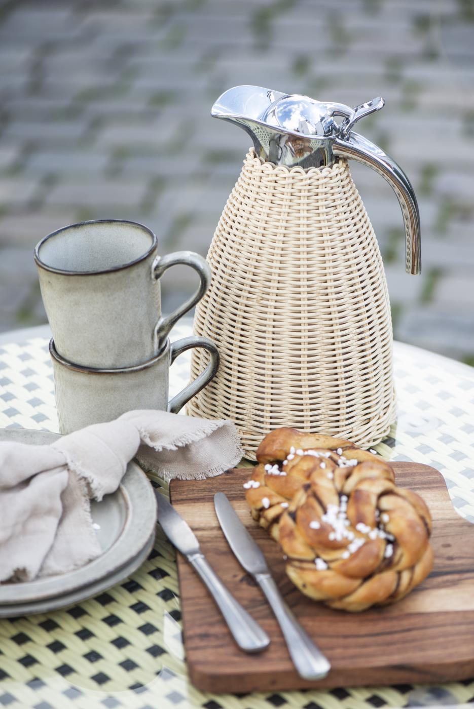 Morgenbord med kopper og kaffekande fra Ib Laursen