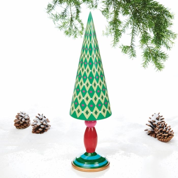 Modernet, mønstret og farverigt juletræ fra Pobra.  