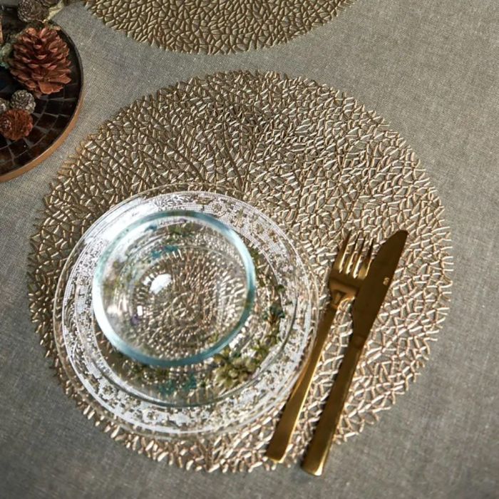 Guldfarvet pyntedækkeserviet med træmønster fra Speedtsberg med glasservice og guldbestik