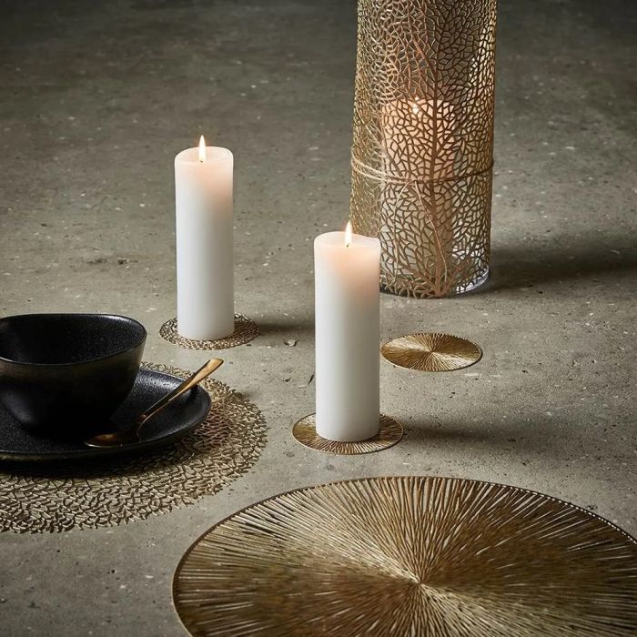 Guldfarvet pyntedækkeserviet med træmønster fra Speedtsberg sammen med levende lys