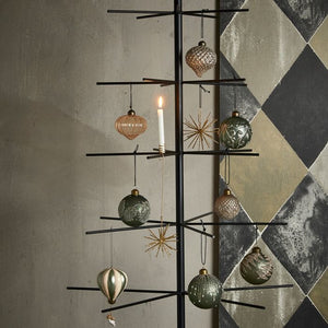 Juletræ i metal pyntet med juletræspynt fra Speedtsberg.