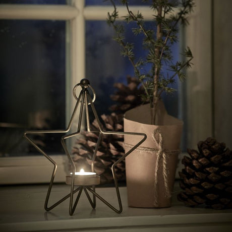 Stjernelysestage stående i vindueskarm