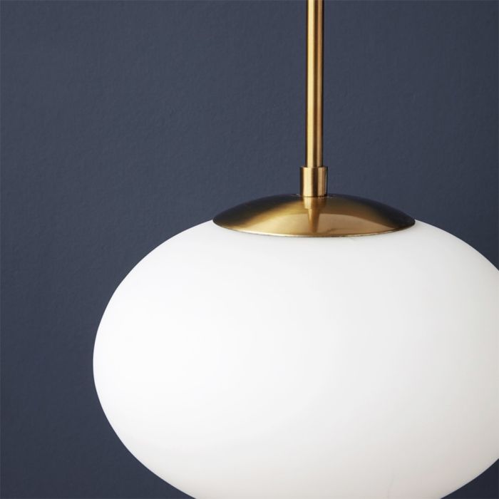 Hvid Opal pendel fra House Doctor med messingfinish på blå baggrund