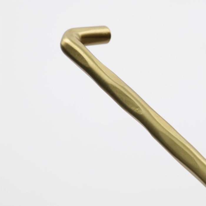 House Doctor Welo Toiletpapirholder set tæt på så den børstede messingstruktur fremstår tydeligt