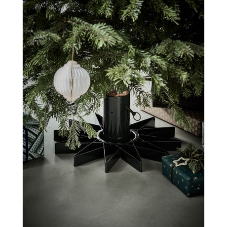 Christmas tree in a star-shaped stand from House Doctor with presents under the tree