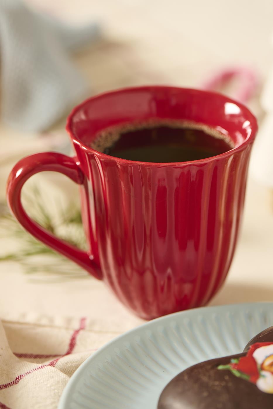 Krus med riller fra Ib Laursens Mynte-serie i Strawberry rød med kaffe i
