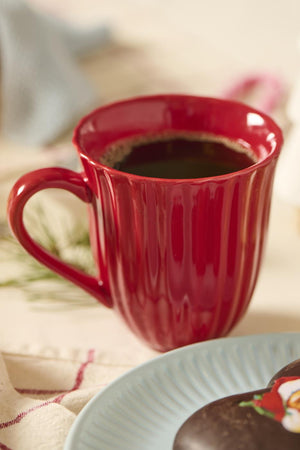 Krus med riller fra Ib Laursens Mynte-serie i Strawberry rød med kaffe i