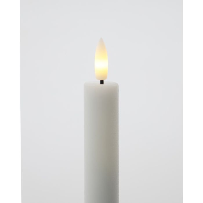 Hvidt LED-stearinlys med tændt flamme tæt på