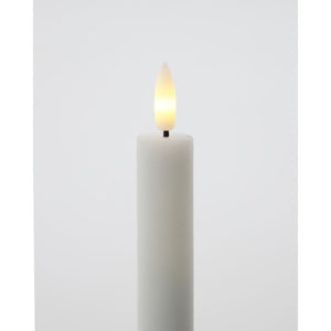 Hvidt LED-stearinlys med tændt flamme tæt på