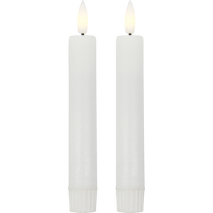 Hvide LED-lys fra House Doctor med tændt flamme