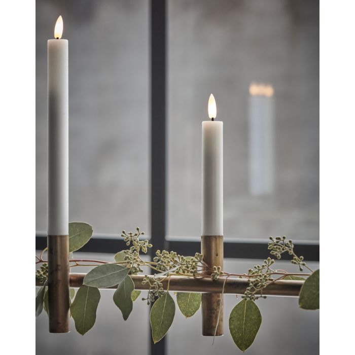 Hvide LED-lys fra House Doctor brugt i en adventsstage