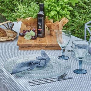 Bord dækket med Speedtsberg vinglas med blå fod på blå/hvid dug