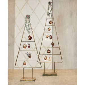 Julekugler fra Speedtsberg på guldfarvede dekorationstræer i metal.