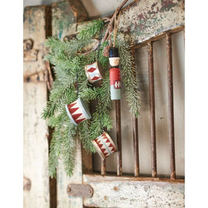 Garder i træ med snor 