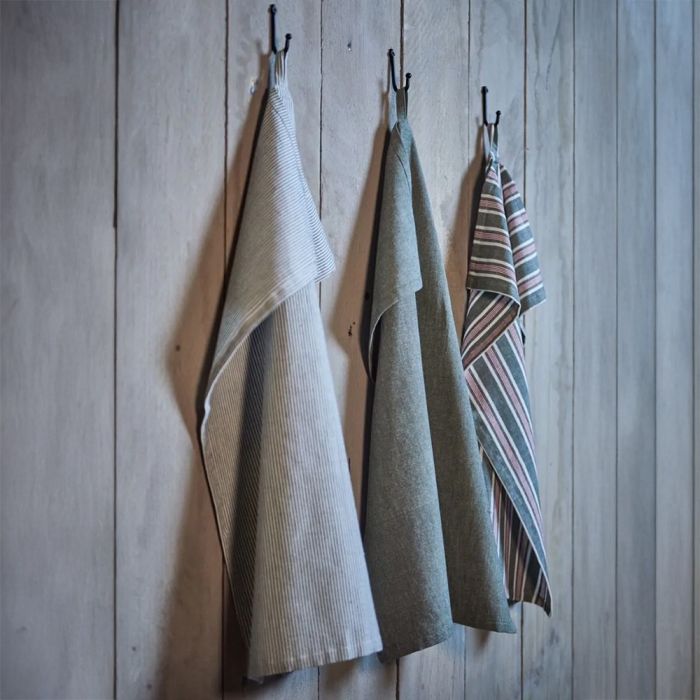 3 viskestykker i afdæmpede nuancer med strop hængende på kroge