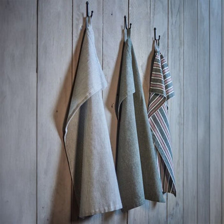 3 viskestykker i afdæmpede nuancer med strop hængende på kroge