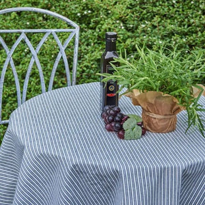 Rund dug med mørkeblå striber fra Speedtsberg på bord med balsamico