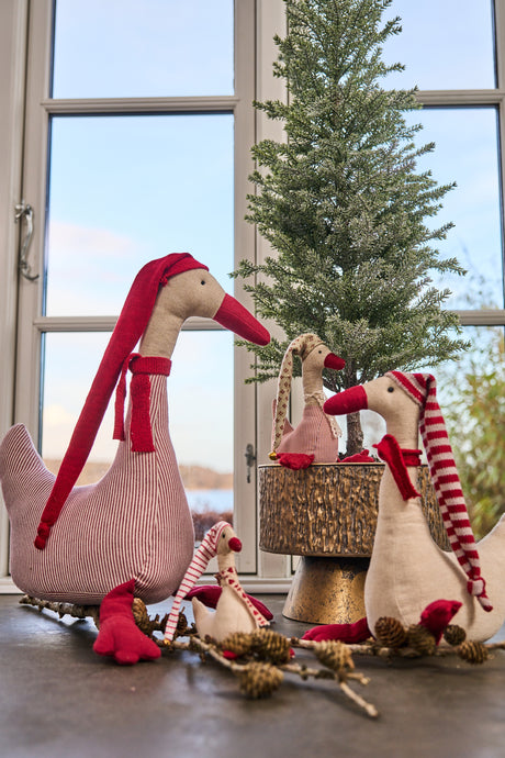 Speedtsberg geese on a windowsill with a fir tree in a gold stand