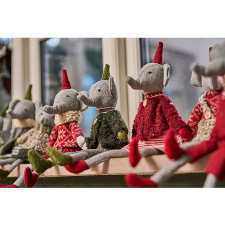 Elefant med rødt juletøj