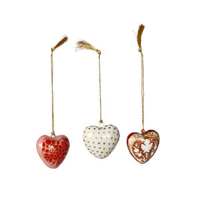 Hjerter med dekoration i papmaché fra Speedtsberg.