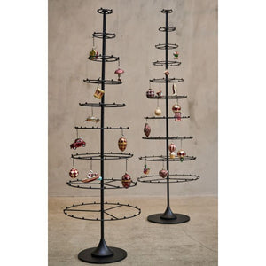 Dekorationstræer i metal pyntet med julekugler i glas fra Speedtsberg.