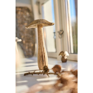 Svamp i træ og metal stående i vindueskarm.