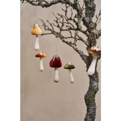 Bløde svampe hængende på gren.