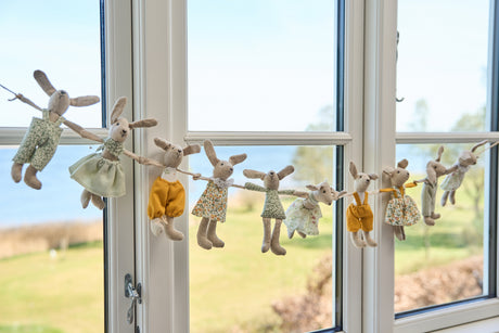 Lulu og Nico kanin med magneter i poterne hænger som guirlande i et vindue